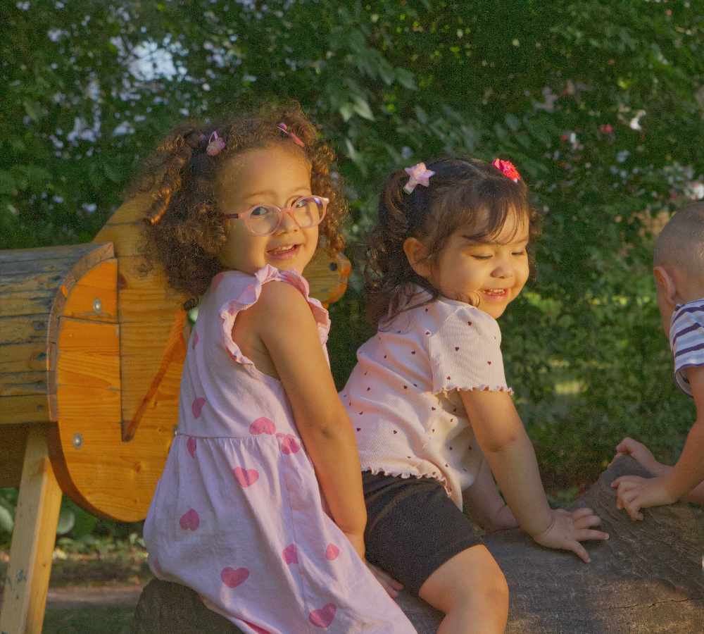 Kinder entdecken gemeinsam die Natur